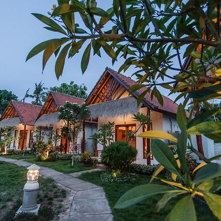 Camar Cottage & Hostel Toyapakeh Bagian luar foto