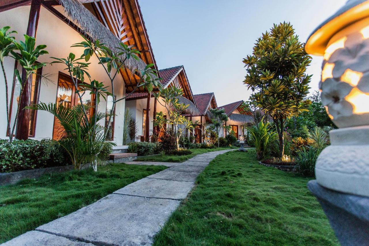 Camar Cottage & Hostel Toyapakeh Bagian luar foto